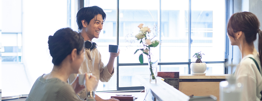 女性店員を仲良さそうに笑顔で話している男性客と女性客の画像