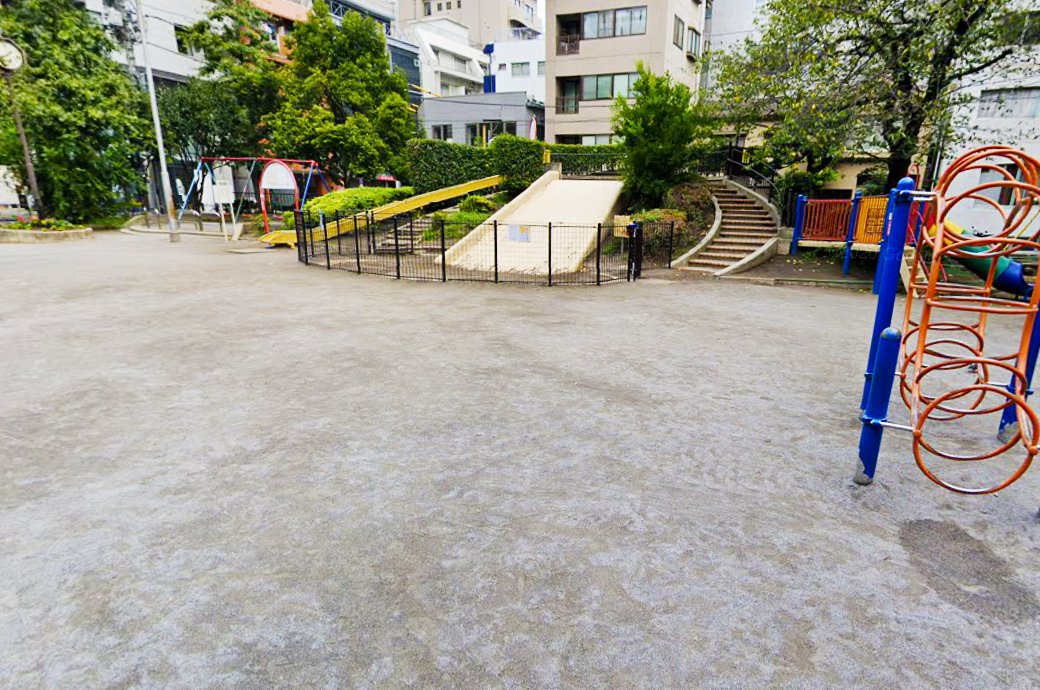 元気な子供たちが集う明るい公園の写真