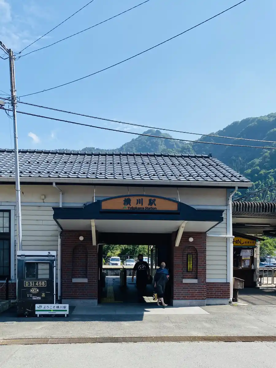 横川駅（と駐車場）の写真