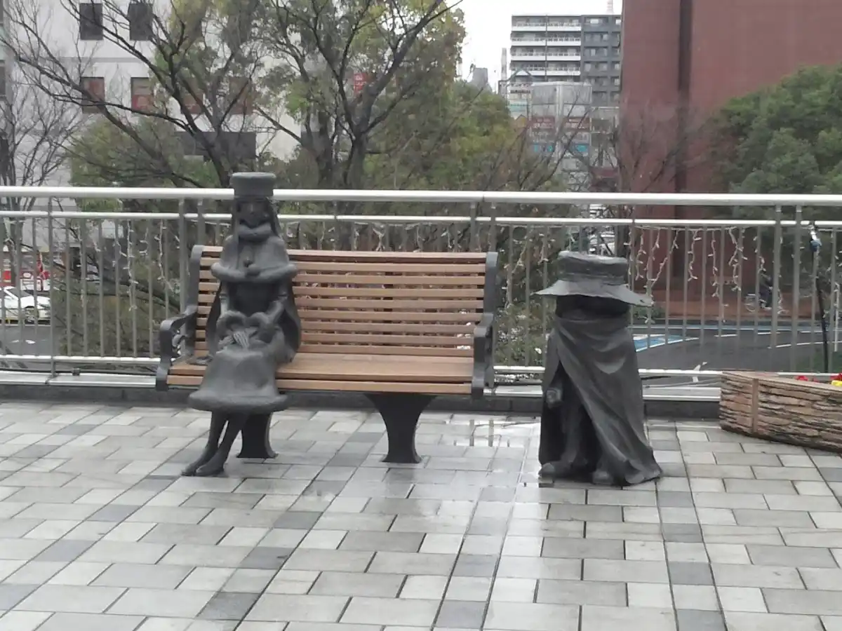 小倉駅前ベンチの写真