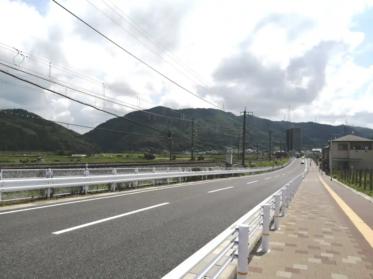 線路沿いの道の写真