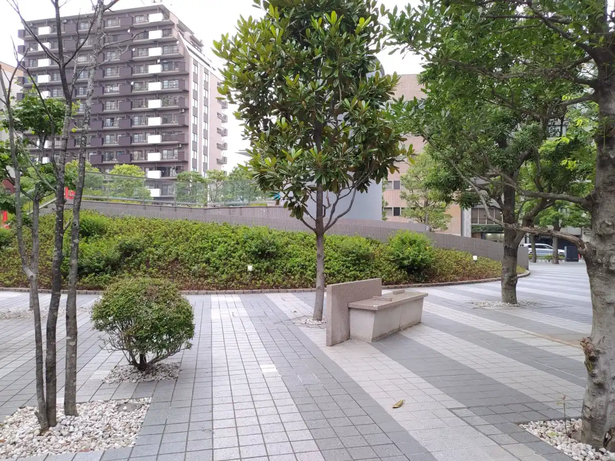 蔵稲荷大明神と近くの丘の写真