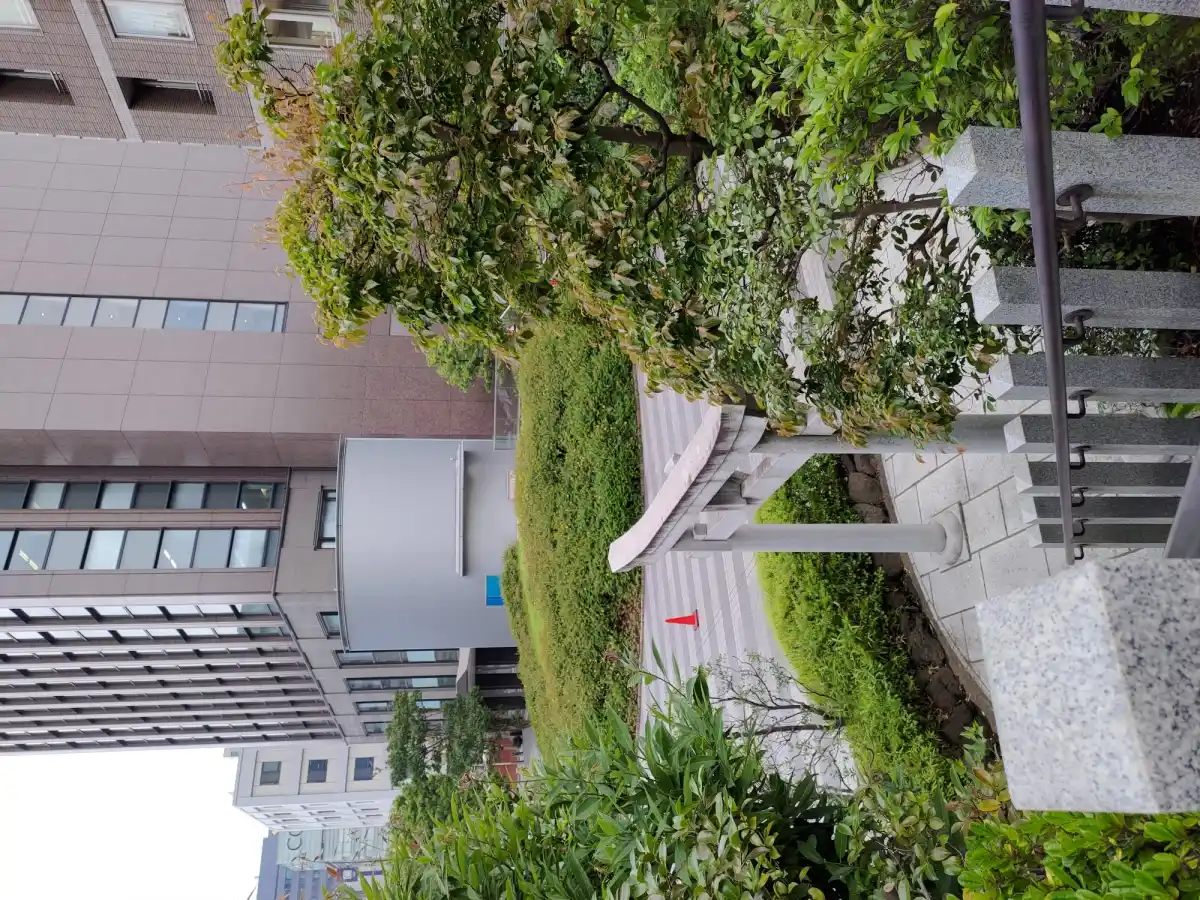 蔵稲荷大明神と近くの丘の写真