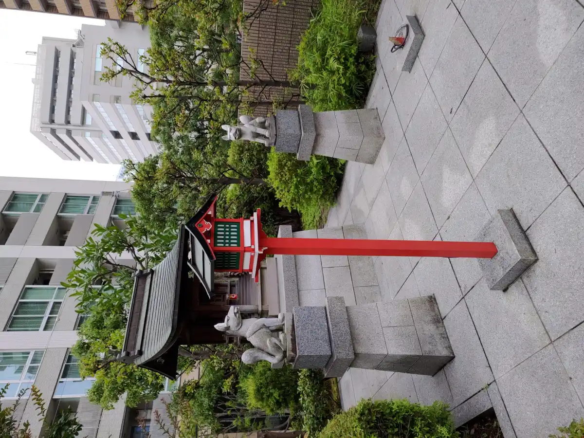 蔵稲荷大明神と近くの丘の写真