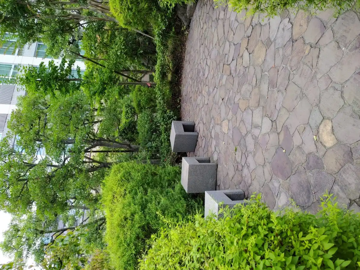 蔵稲荷大明神と近くの丘の写真