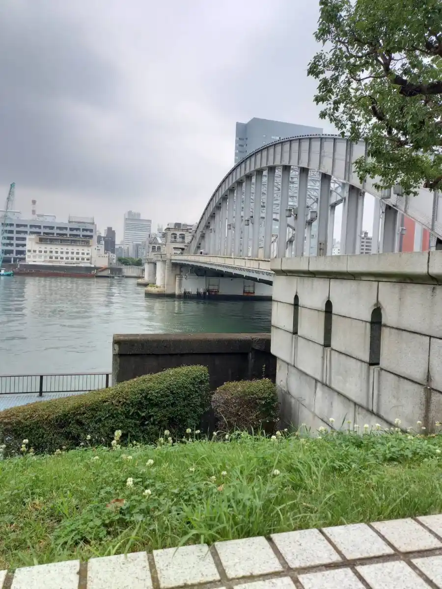 新旧が同居するウォーターフロントな勝どきの街並みの写真