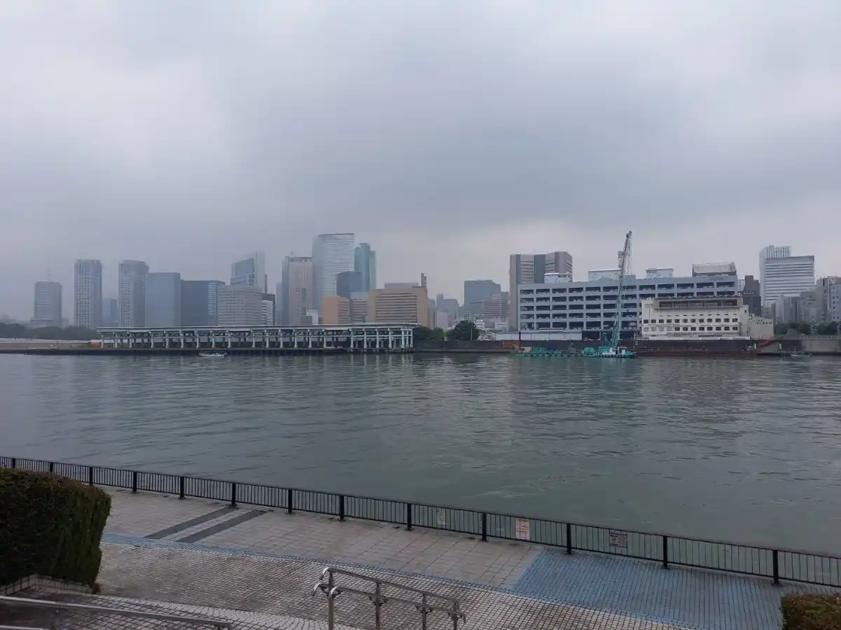 新旧が同居するウォーターフロントな勝どきの街並みの写真