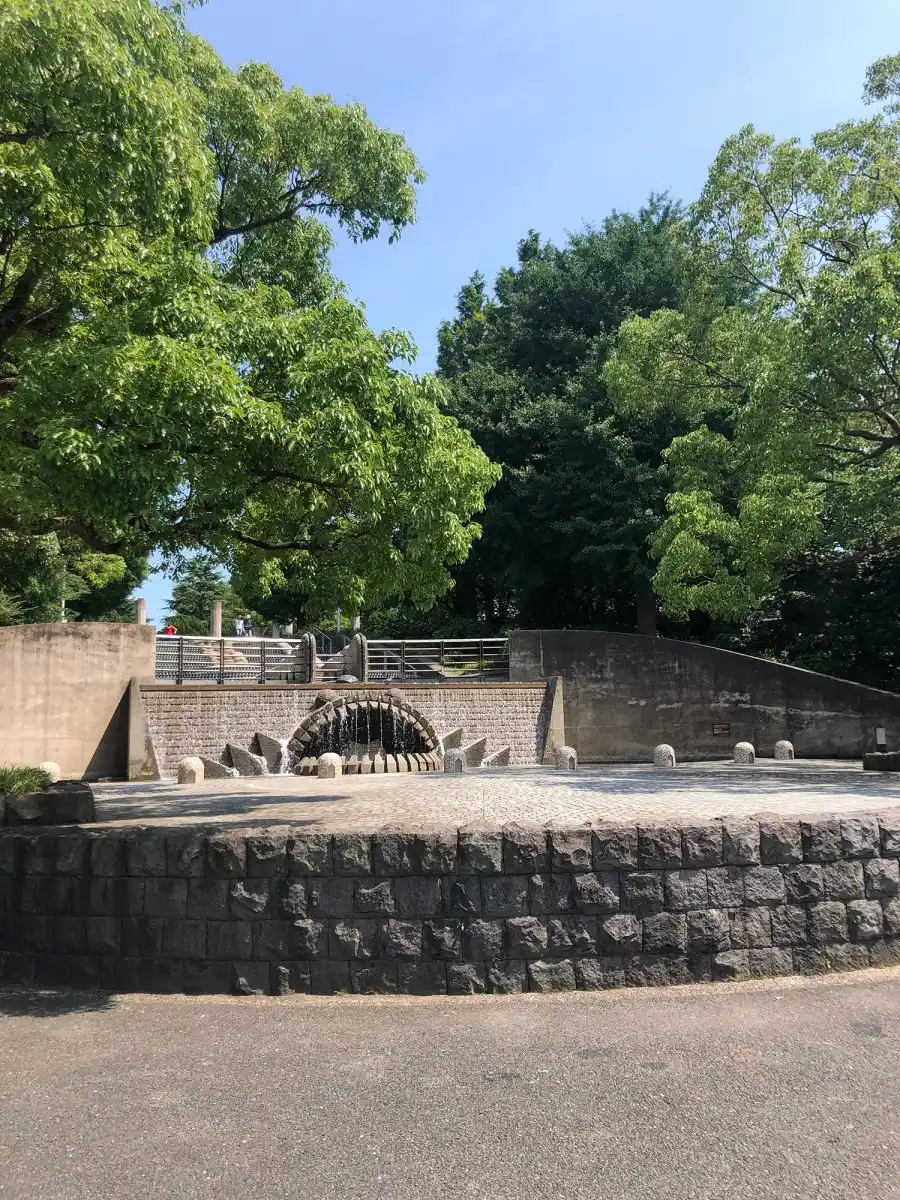山下公園に突如として現れるダンジョンの写真