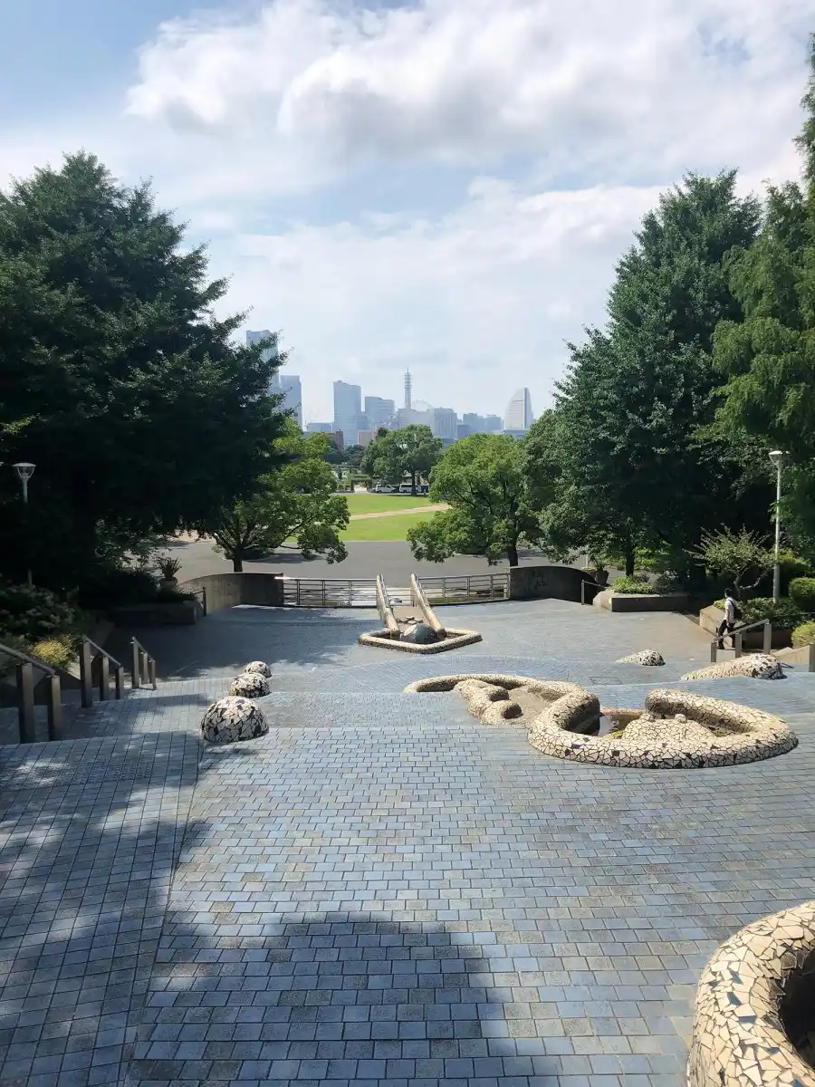 山下公園に突如として現れるダンジョンの写真