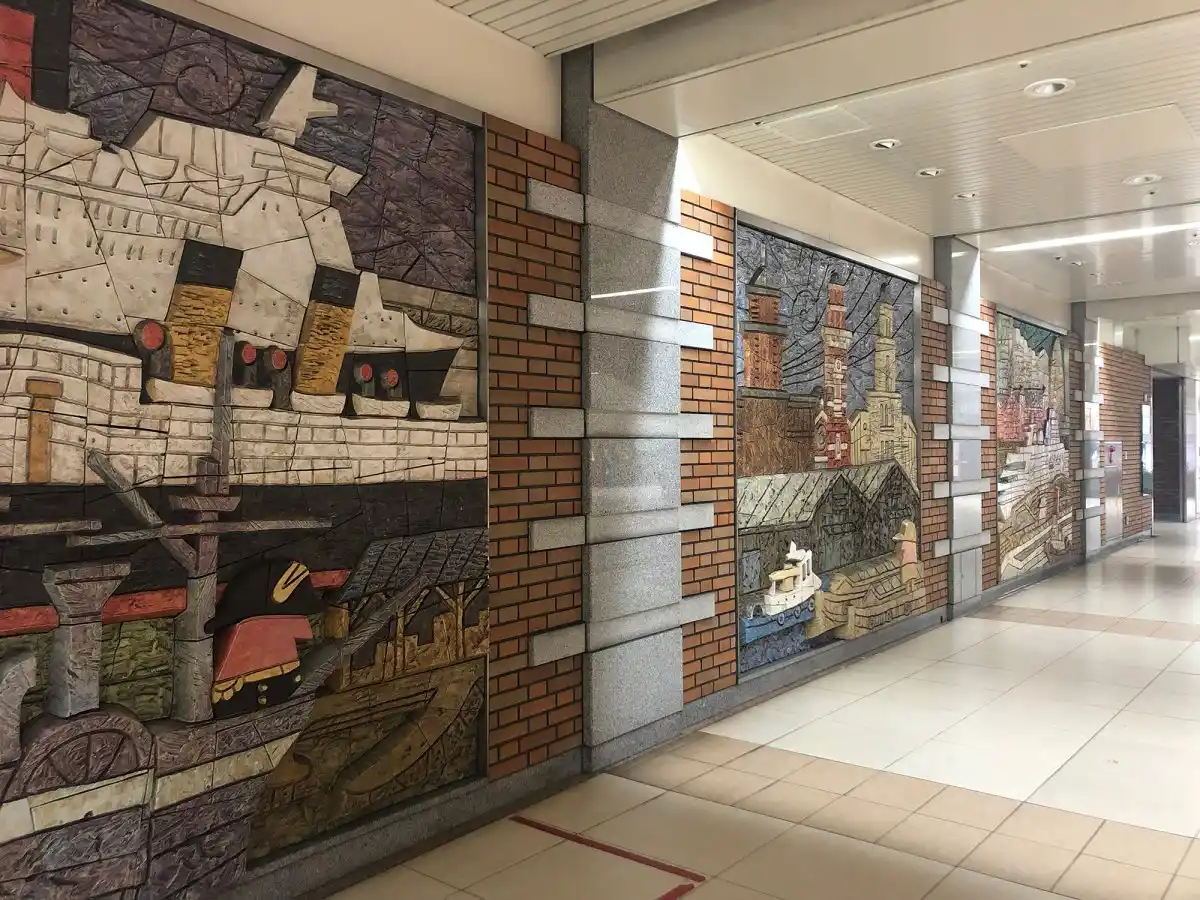 日本大通り駅の壁画の写真