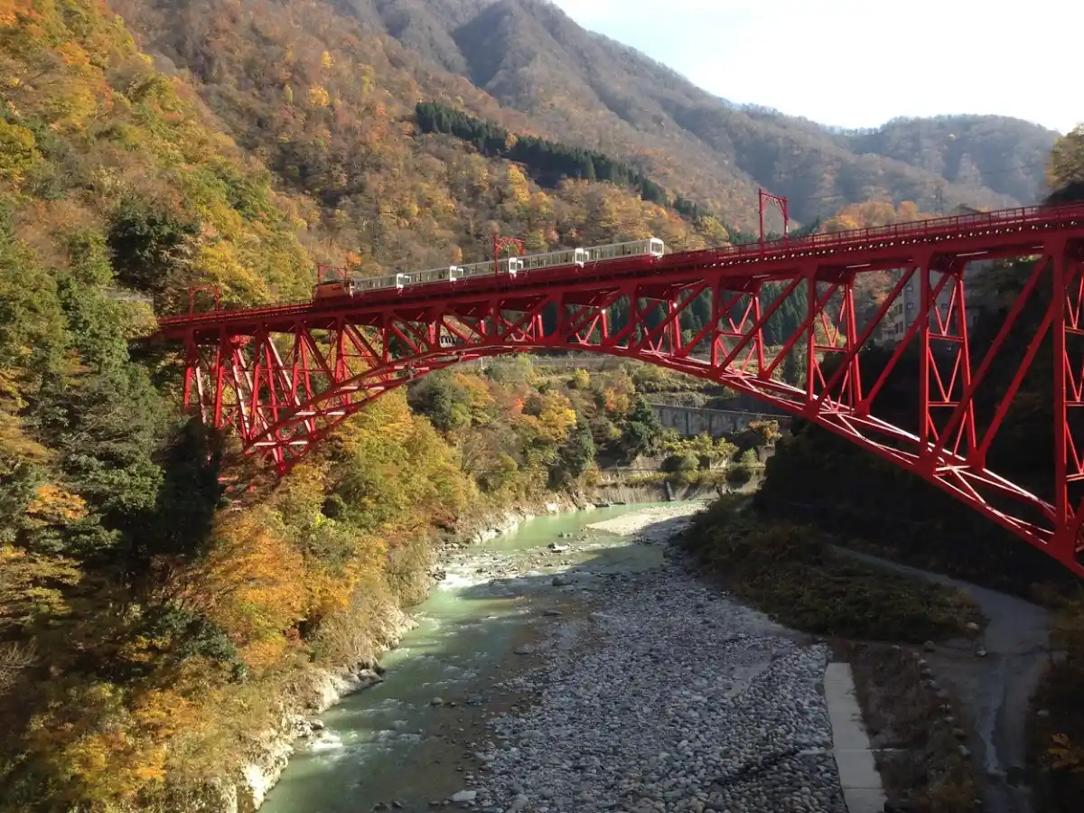 トロッコ電車の赤い橋の写真