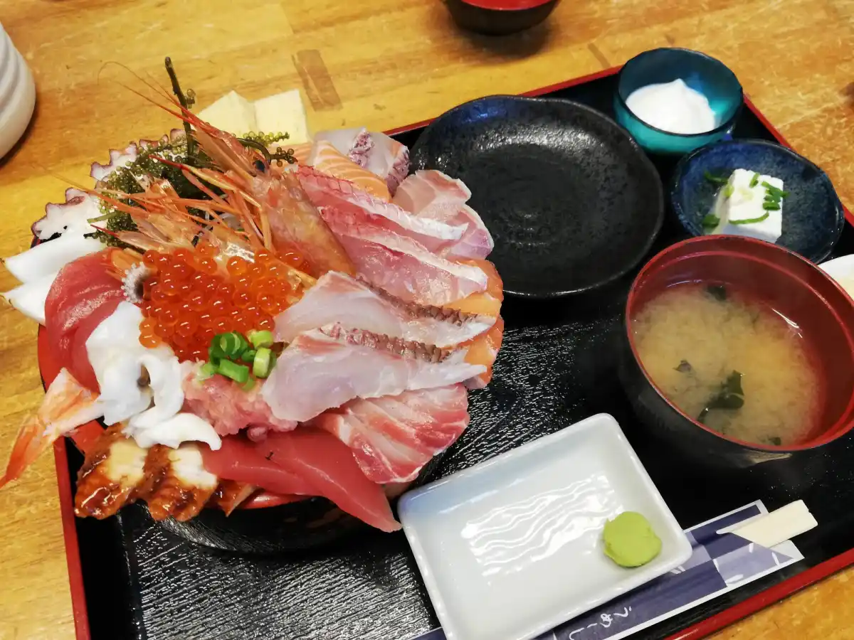 魚屋直営食堂 魚まるの写真