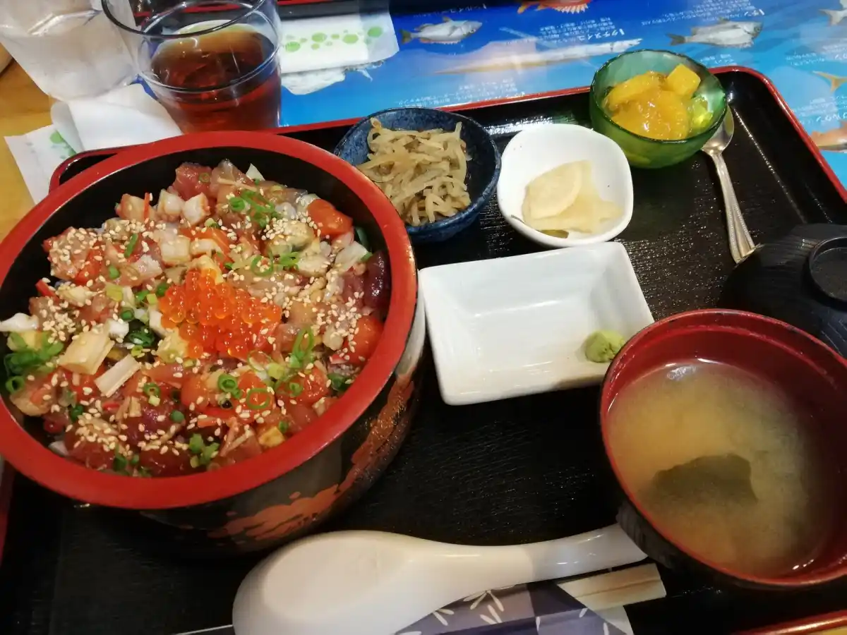 魚屋直営食堂 魚まるの写真