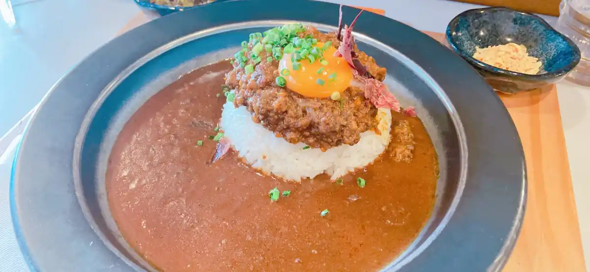 米とカレーの写真