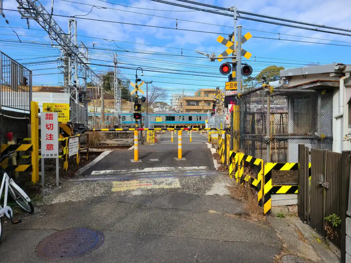 なかなか渡れない踏切の写真