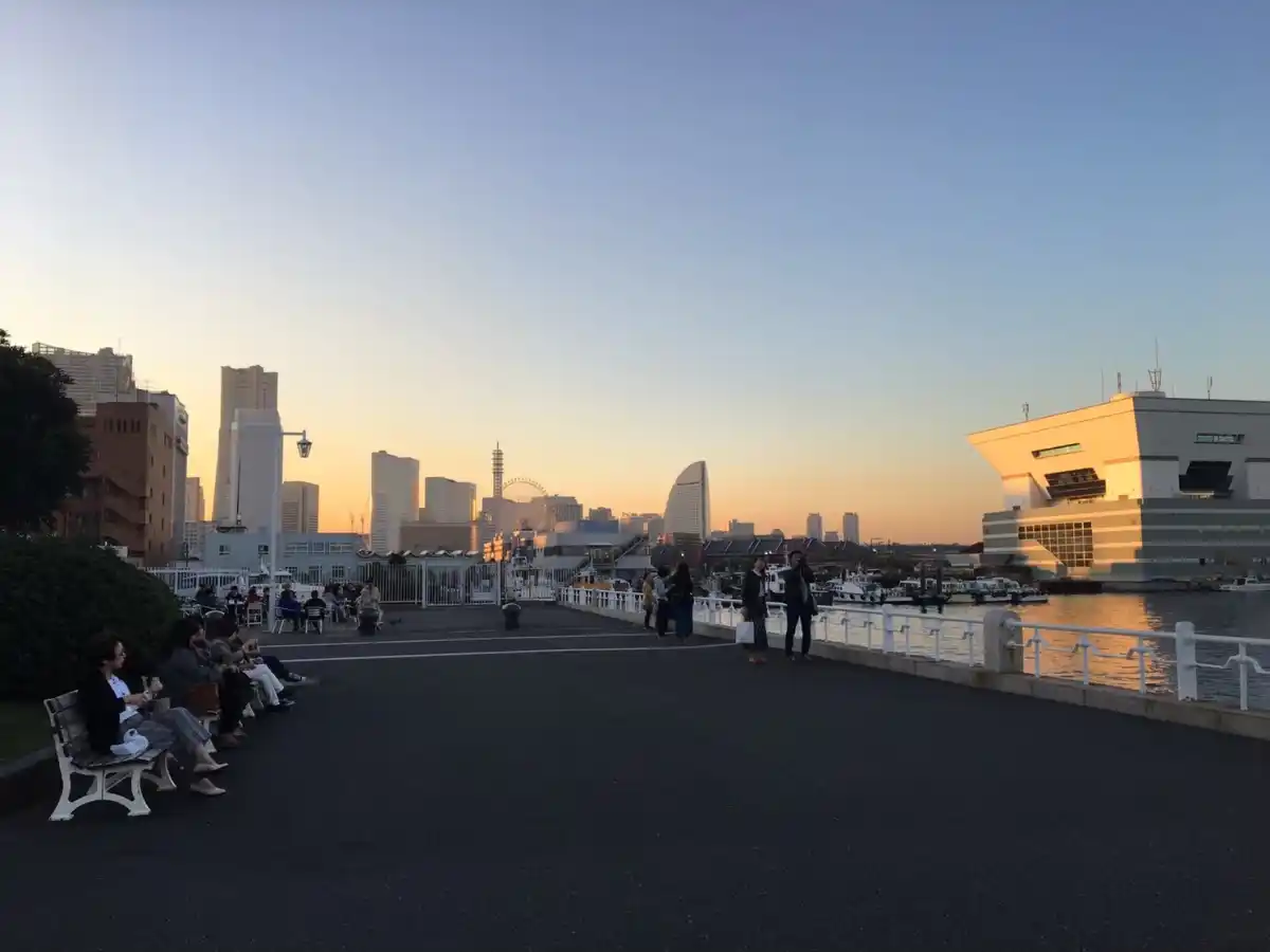 山下公園の海に面したベンチの写真