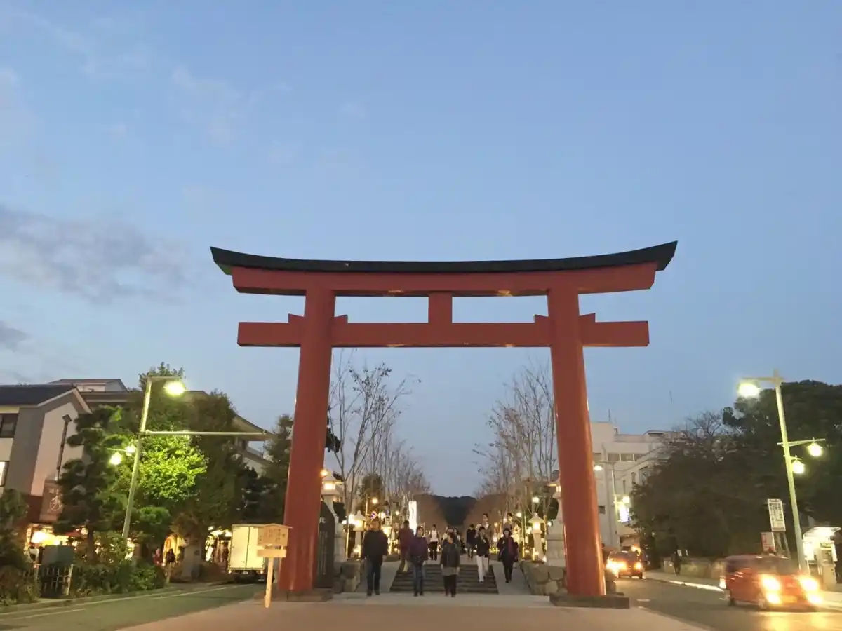 鶴岡八幡宮ニの鳥居から続く歩道の写真