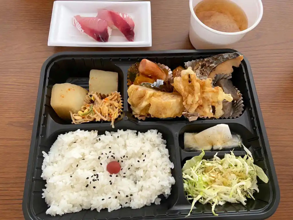 お弁当とサンドイッチのポットベリィの写真