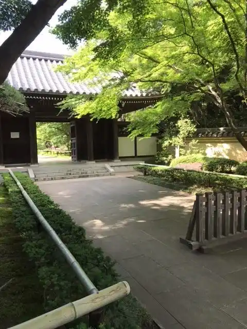 観泉寺の門前の写真