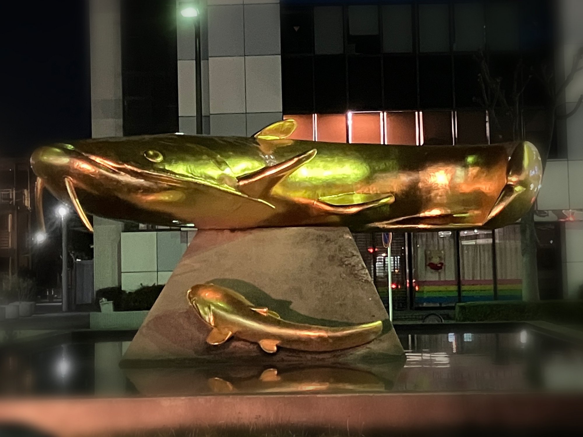 吉川駅南口の金のなまず像の写真