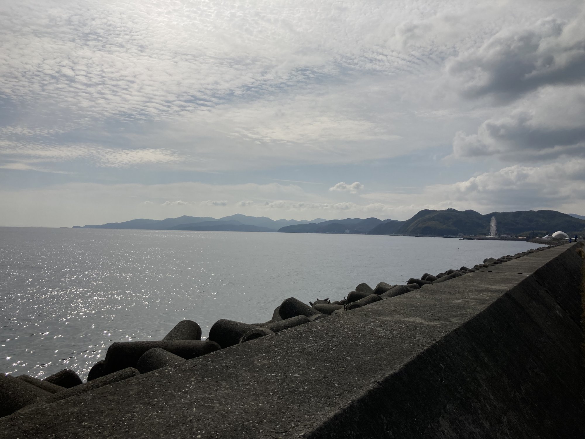淡路市カリヨン広場前の海岸線の写真