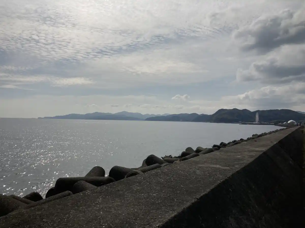 淡路市カリヨン広場前の海岸線の写真