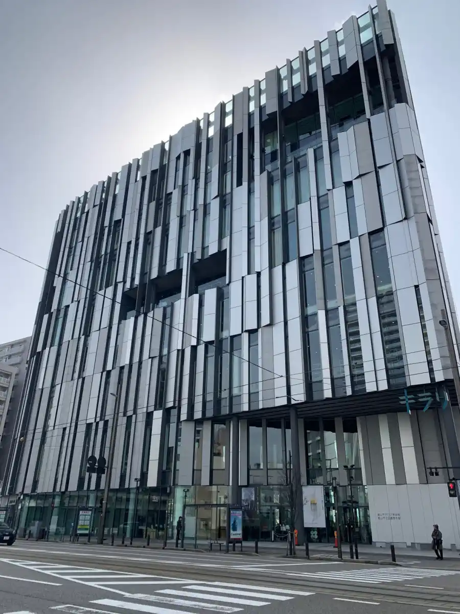 富山市立図書館の写真