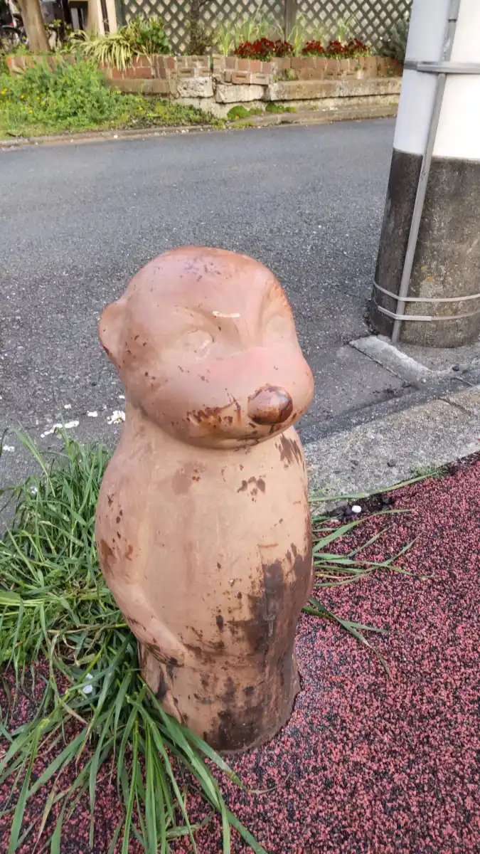 守り神のようなかわうそ像の写真
