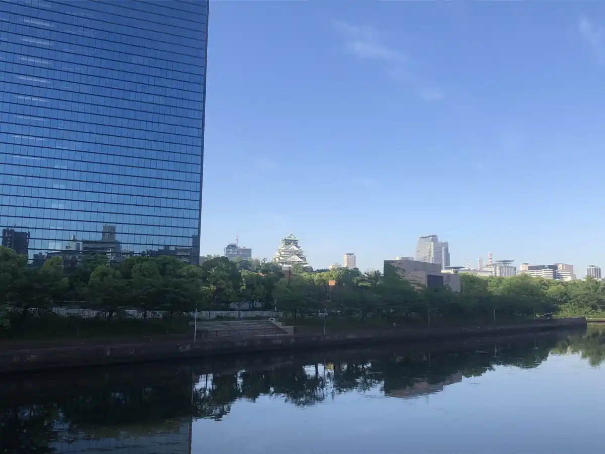片町橋から見える大阪城とクリスタルタワーの写真