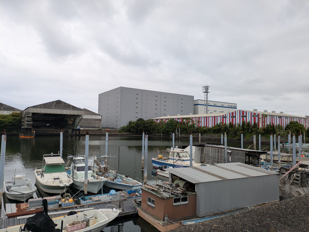 船や川が見られる景色のよい道の写真