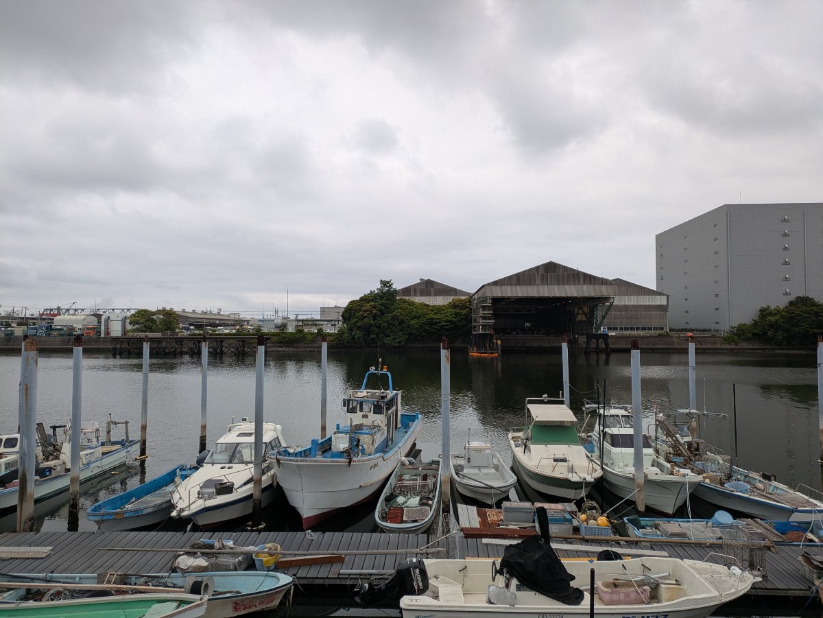 船や川が見られる景色のよい道の写真