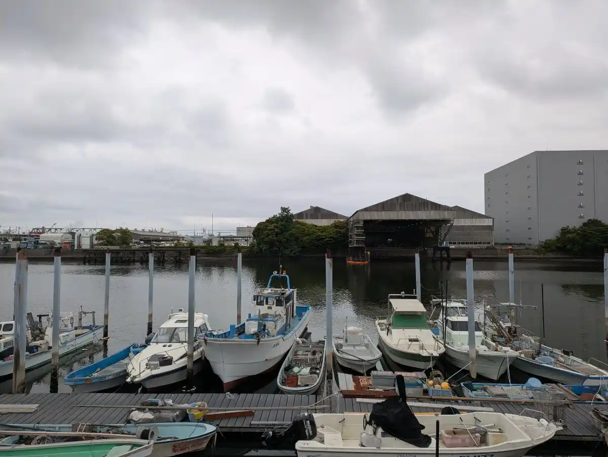 船や川が見られる景色のよい道の写真